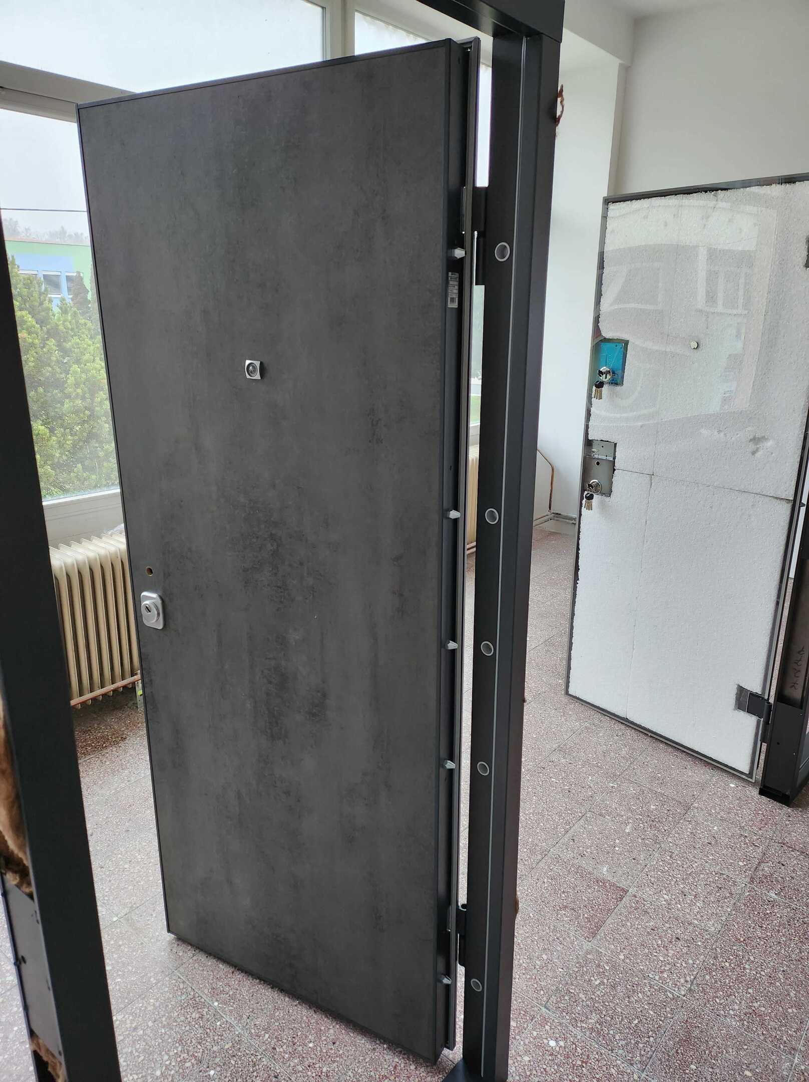 Technik Elinek při práci na okně