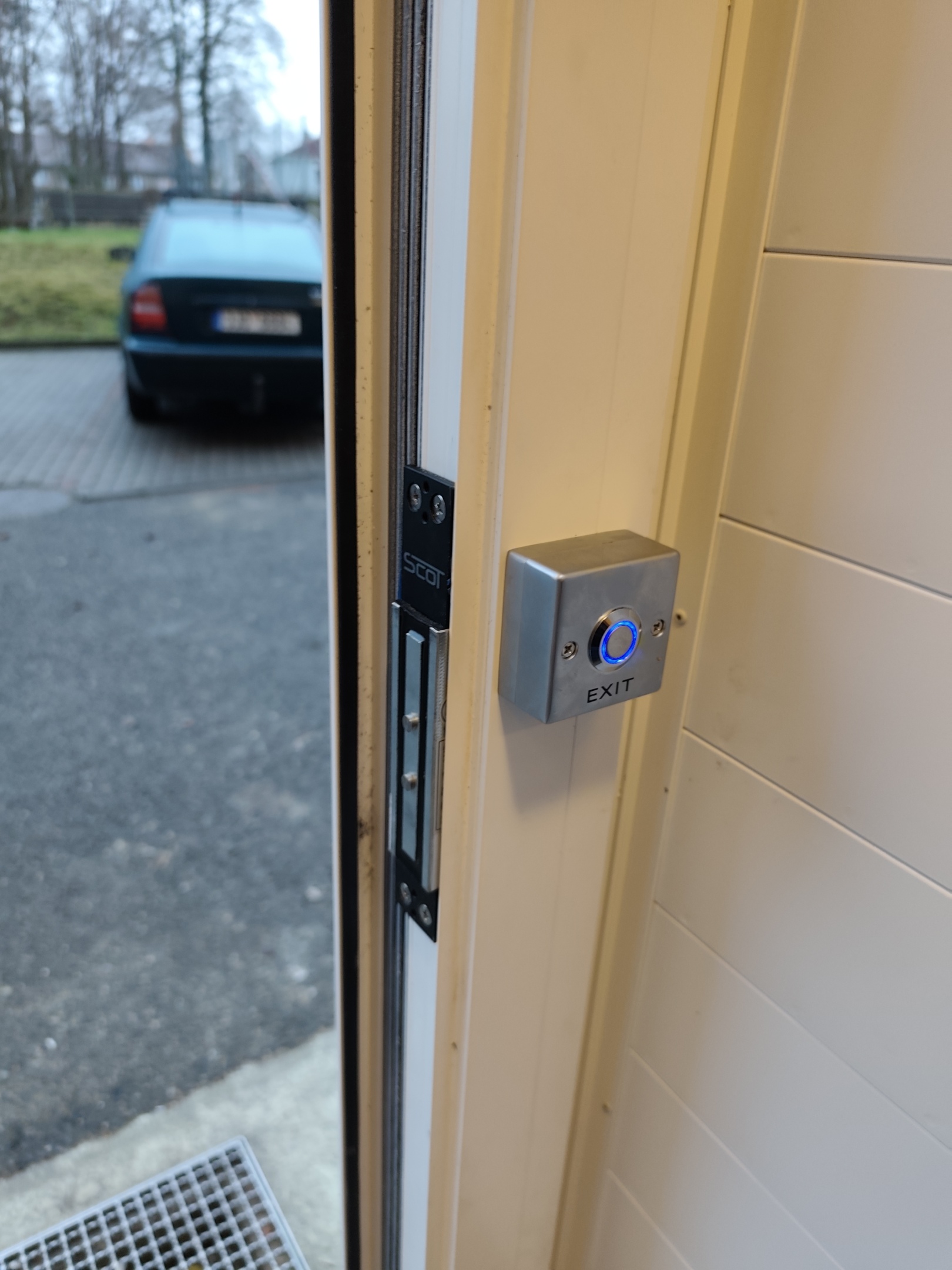 Detail magnetického zámku vstupních dveří