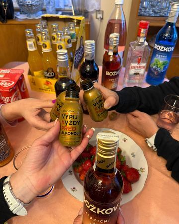 alcorythm® na párty stole s drinky