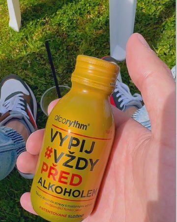 Lahvička alcorythm® v ruce - vypij vždy před alkoholem